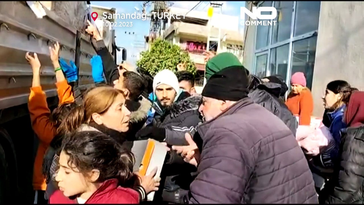 شاهد: ملعبٌ رياضي يتحوّل إلى مخيّم لإيواء منكوب...
