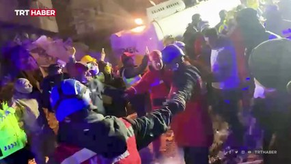 116 saat sonra enkazdan çıkarıldı, kitaplarını istedi