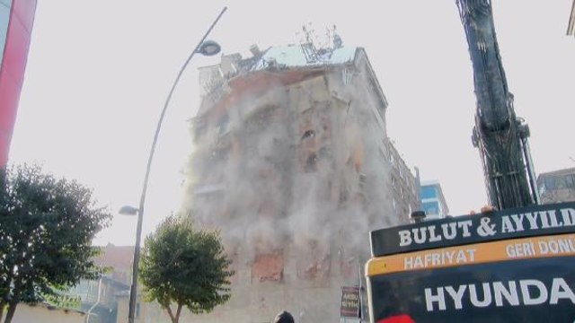 ELAZIĞ'DA DEPREMDE HASAR GÖREN BİNALARIN YIKIMINA BAŞLANDI