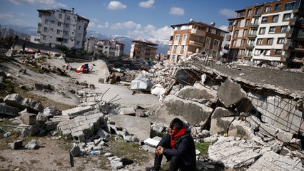 تحولت حياتهم إلى جحيم.. قصص ناجين من زلزال تركيا المدمر