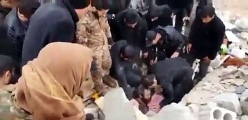 دموع وفرح أب سوري بخروج ابنته من تحت الأنقاض بعد ثلاثة أيام