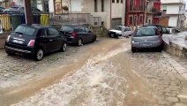 Maltempo in Sicilia, alluvione a Comiso: strade come torrenti e auto travolte dall'acqua
