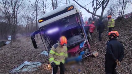 통근버스 언덕 아래로 구르며 22명 부상..."전방 주시 태만" / YTN