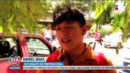 Joven le corta el cabello a sus compañeros en los baños de la escuela