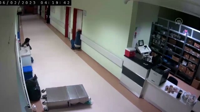 Korku dolu anlar: Deprem anı güvenlik kamerasına yansıdı