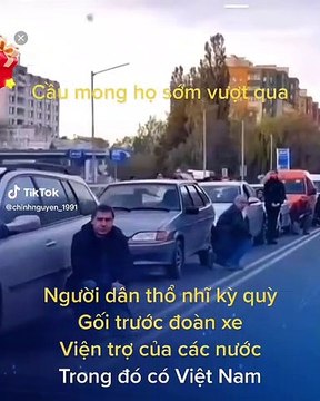 Người dân Thổ Nhĩ Kì cúi đầu biết ơn khi thấy đoàn xe cứu trợ