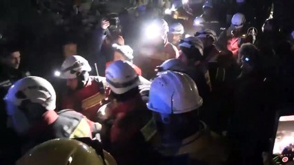 Enkaz başında tekbir getirerek bağırdılar