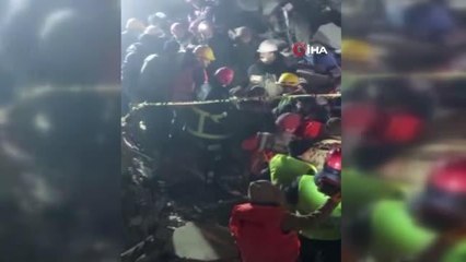 Adıyaman'da enkazdan iki kadın sağ olarak kurtarıldı