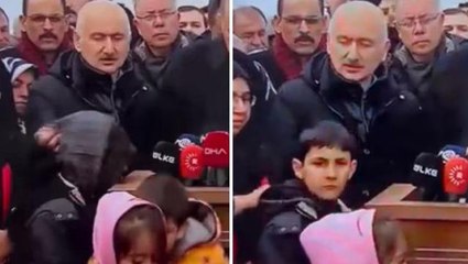 Depremzede çocukla görüntüleri gündem olan Bakan Karaismailoğlu'ndan eleştirilere fotoğraflı yanıt