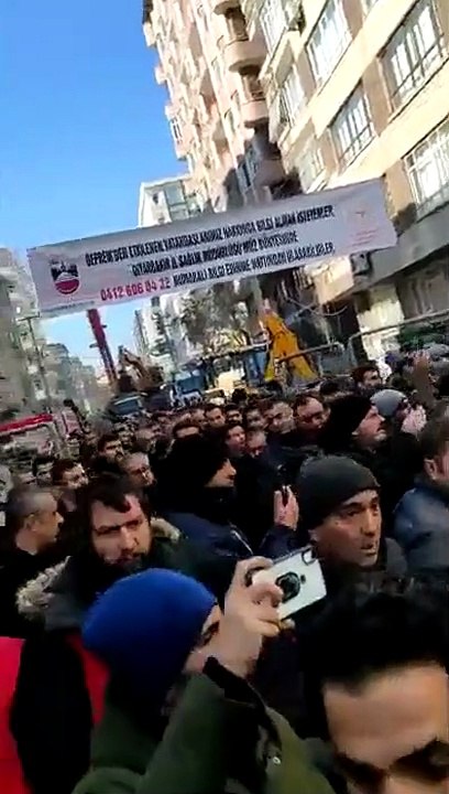 Adalet Bakanı Bekir Bozdağ ve AKP'li Oya Eronat Diyarbakır'da yuhalandı