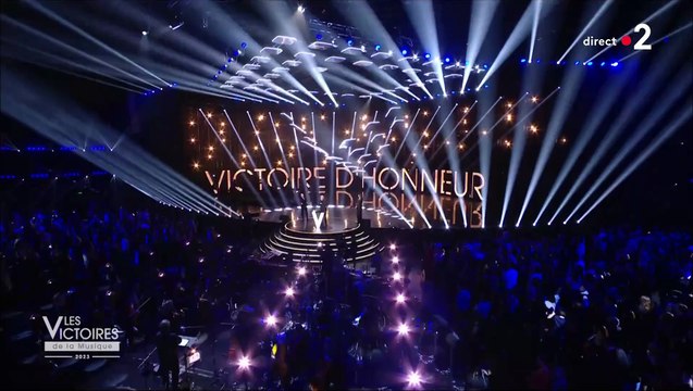 Les adieux bouleversants de Serge Lama hier soir aux Victoires de la Musique : J arrête les frais, mon corps ne peut plus suivre, je ne veux pas chanter assis... J'ai eu une belle vie