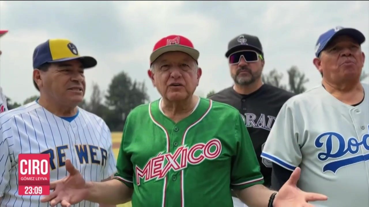 Juega López Obrador partido de béisbol junto a leyendas mexicanas