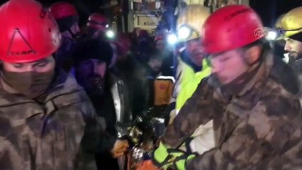 115. saat mucizesi: Hamile kadın ve 6 yaşındaki kızı enkazdan kurtarıldı