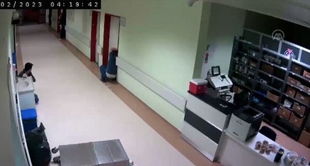 Korku dolu anlar: Deprem anı güvenlik kamerasına yansıdı