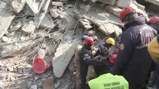 #العربية تجهز أدوات الإسعاف تمهيدا لإخراج فتاة على قيد الحياة تحت الأنقاض في #قهرمان_مرعش التركية #تركيا
