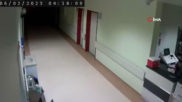 Kahramanmaraş'taki deprem felaketinin yeni görüntüleri ortaya çıktı... Yaşanan panik anı kamerada