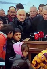 Bakan Karaismailoğlu'nun, Erdoğan konuşurken kürsü önündeki bir çocuğun kapüşonunu çıkarması tepki çekti