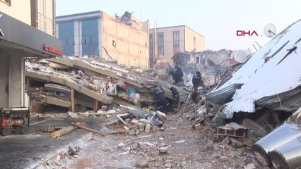 EKİPLER, ENKAZ ALTINDA YAŞADIĞI TESPİT EDİLEN 3 KİŞİ İÇİN SEFERBER OLDU