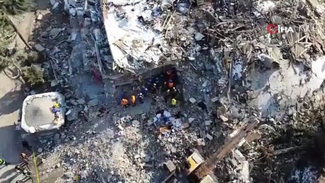 Asrın felaketinde 6'ncı gün... Zamanla yarış havadan görüntülendi