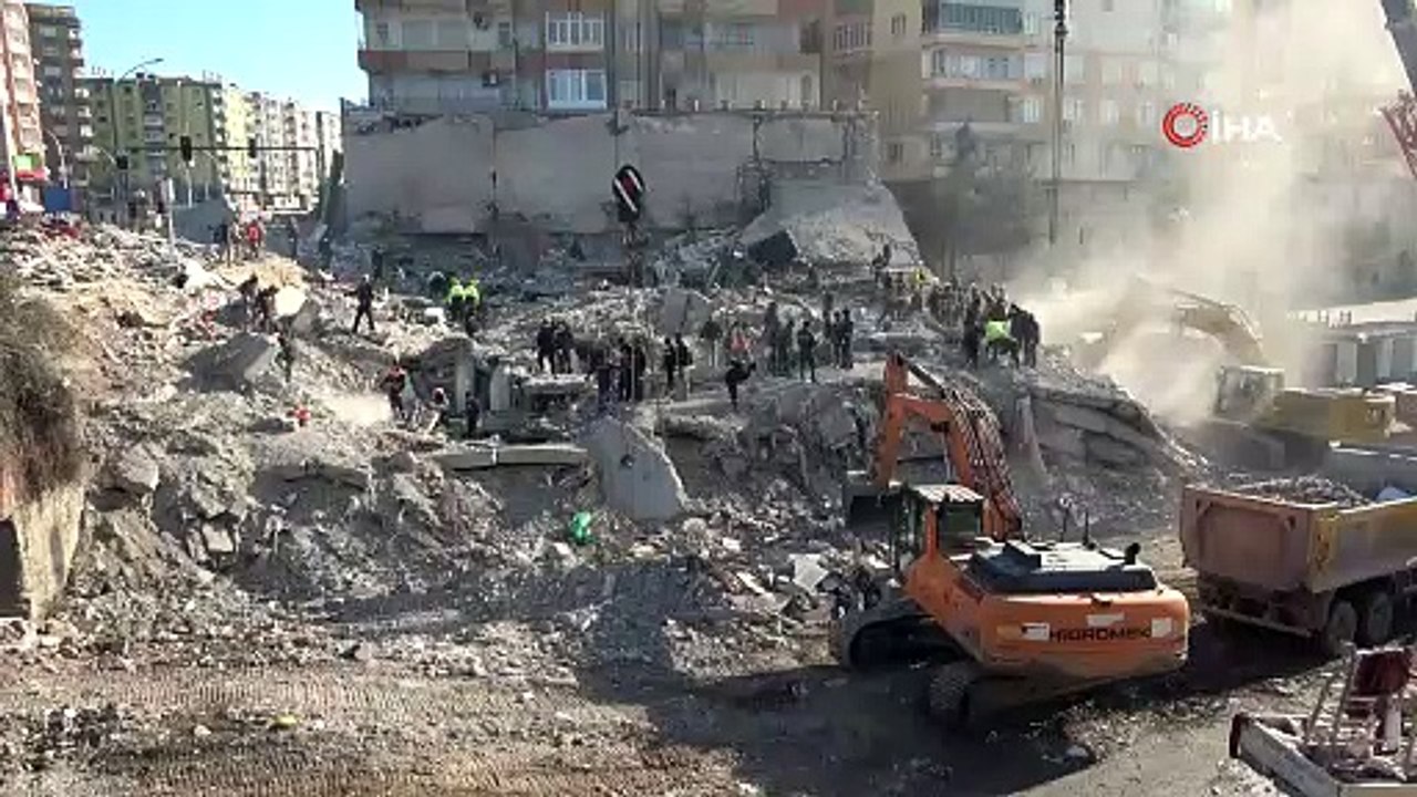 Kur’an-ı Kerim ve dini kitapları hassasiyetle enkazdan topladılar