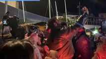 Marco Mengoni incontra i fan: selfie, abbracci e autografi