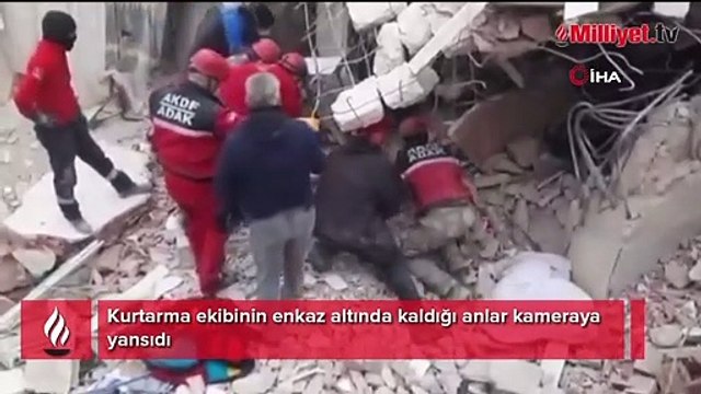 Kurtarma ekibinin enkaz altında kaldığı anlar kameraya yansıdı
