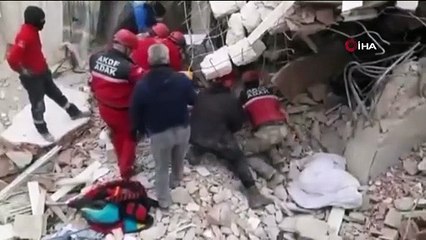 Enkaz kurtarma ekibinin üstüne çöktü!