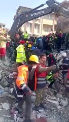 2 aylık bebek 128 saat sonra enkazdan sağ çıkarıldı