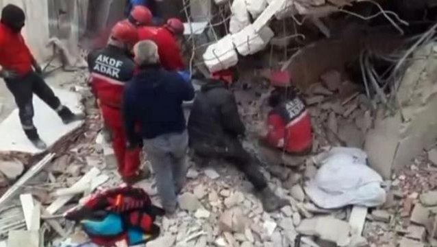 Enkaz altındakileri kurtarmaya uğraşan ekibin üzerine moloz yığını düştü