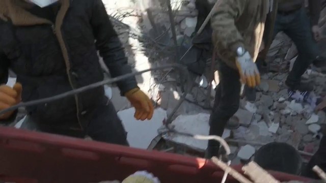 موفد #العربية: العثور على شخص على قيد الحياة مع #الطفلة_عائشة في #قهرمان_مرعش التركية #العربية #زلزال_سوريا_تركيا