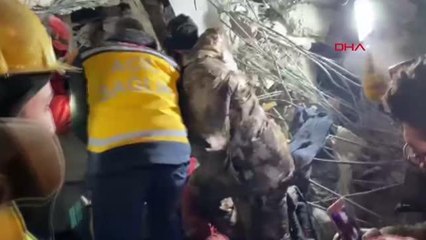 125'İNCİ SAATTE KURTARILDI, MADENCİYİ ÖPEREK TEŞEKKÜR ETTİ