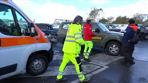 Video Etna, SP92 ancora chiusa: ruspe e spazzaneve in azione