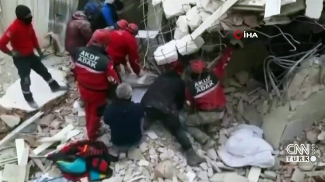 Kurtarma ekibinin enkaz altında kaldığı anlar kameraya yansıdı