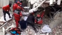 Hatay’da bina çöktü, 2 kurtarma görevlisi enkazda kaldı