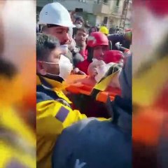 Enkaz altında kalan bebek 128 saat sonra kurtarıldı