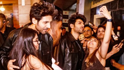 फैन्स के बीच घिरे Kartik Aaryan ने अपनी फिल्म Shehzada को किया प्रमोट