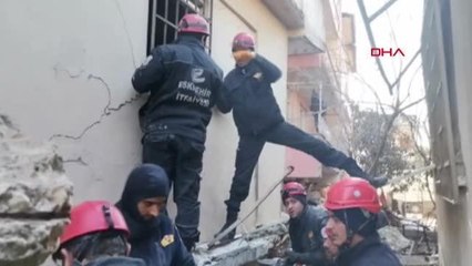 Télécharger la video: DEPREMİN 129'NCU SAATİNDE ANTAKYA'DAKİ ENKAZDAN 2 KIZ KARDEŞ ÇIKARILDI