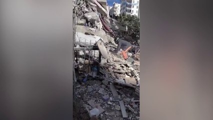 أملا في أي إشارة لبقائهم أحياء.. أب تركي يصرخ بأسماء أفراد عائلته