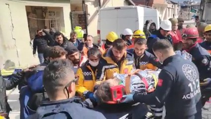Hatay’da mucize 129. saatte 2 kız kardeş enkazdan sağ çıkarıldı