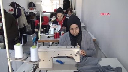 DEPREMZEDELERE DESTEK İÇİN DİKİŞ MAKİNESİNİN BAŞINA GEÇTİLER