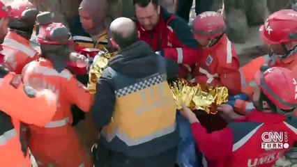 CNN Türk muhabiri gözyaşlarıyla anlattı... 132'inci saatte 4 yaşındaki Şengül enkazdan kurtarıldı