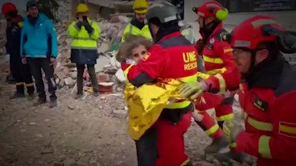 [영상] 줄 잇는 기적의 생환, 구호 손길 이어져 / YTN