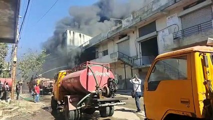 शहर की एक प्लास्टिक फाइबर फैक्ट्री में शनिवार को अचानक आग लग गई।