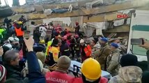 Ekiplere elini uzatarak yerini gösterdi: Antakya'da,11 yaşındaki çocuk 133 saat sonra enkazdan sağ çıkarıldı