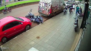 Câmera de segurança registra acidente na Avenida Carlos Gomes