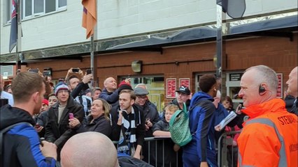 Скачать видео: Newcastle United head coach Eddie Howe gets warm reception on Bournemouth return