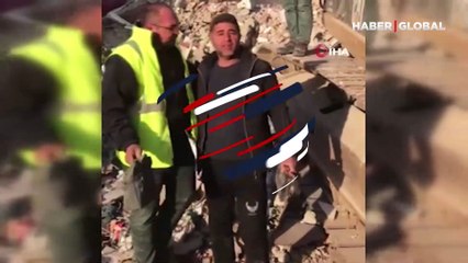 Enkazdan bulduğu altın dolu çantayı sahibine teslim etti