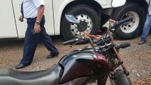 Motociclista fica ferido ao se envolver em acidente com ônibus nas margens da BR-277