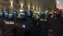 Alfredo Cospito, corteo anarchici a Milano: scontri con forze ordine - Video