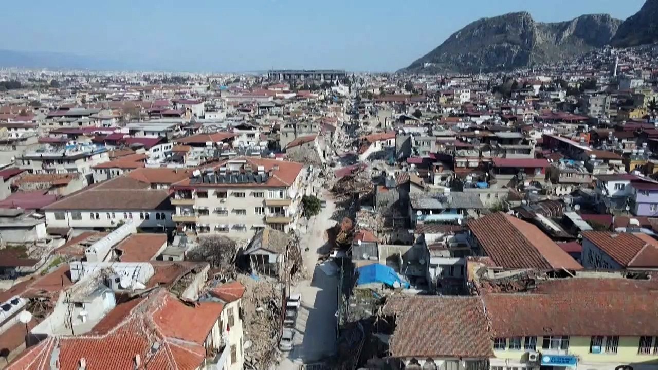 شاهد | دمار كبير لحق بمدينة أنطاكية "ثالث أهم مدن العالم في الماضي"